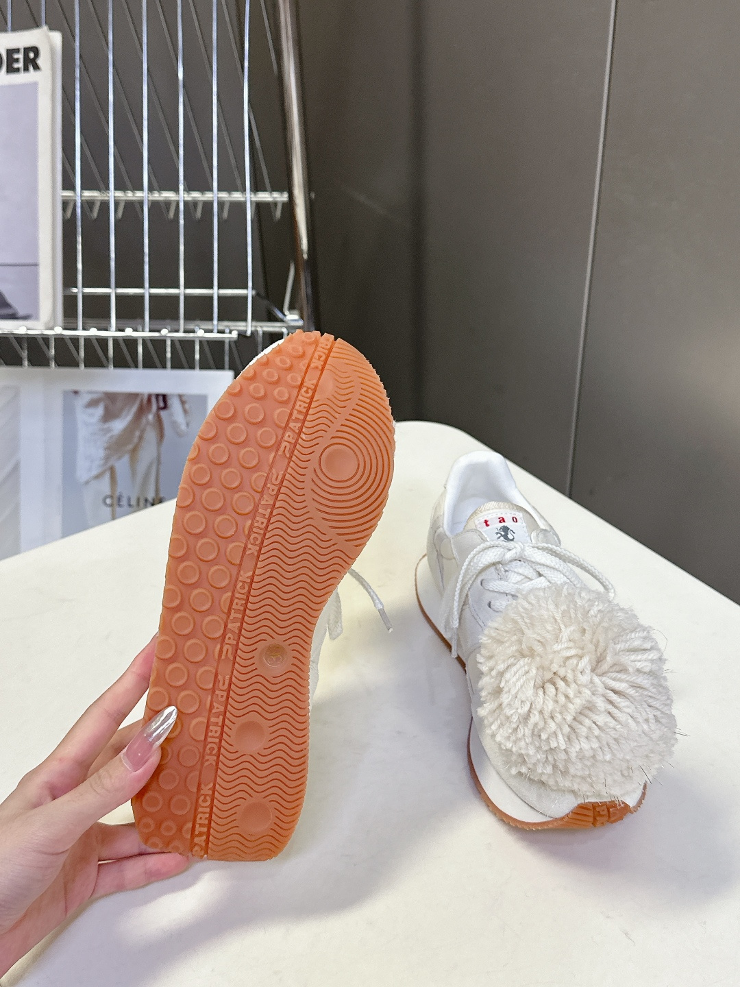  川久保玲CDG 副线品牌最新春夏款 运动鞋 阿甘鞋
  秀款出镜率最高的单品 鞋面是麂皮的设计，有点m