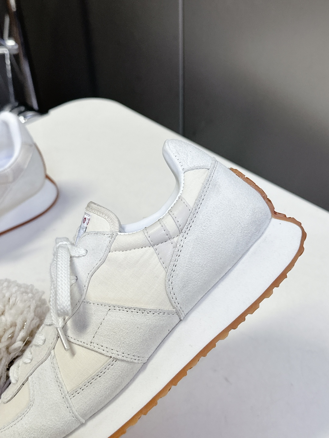  川久保玲CDG 副线品牌最新春夏款 运动鞋 阿甘鞋
  秀款出镜率最高的单品 鞋面是麂皮的设计，有点m