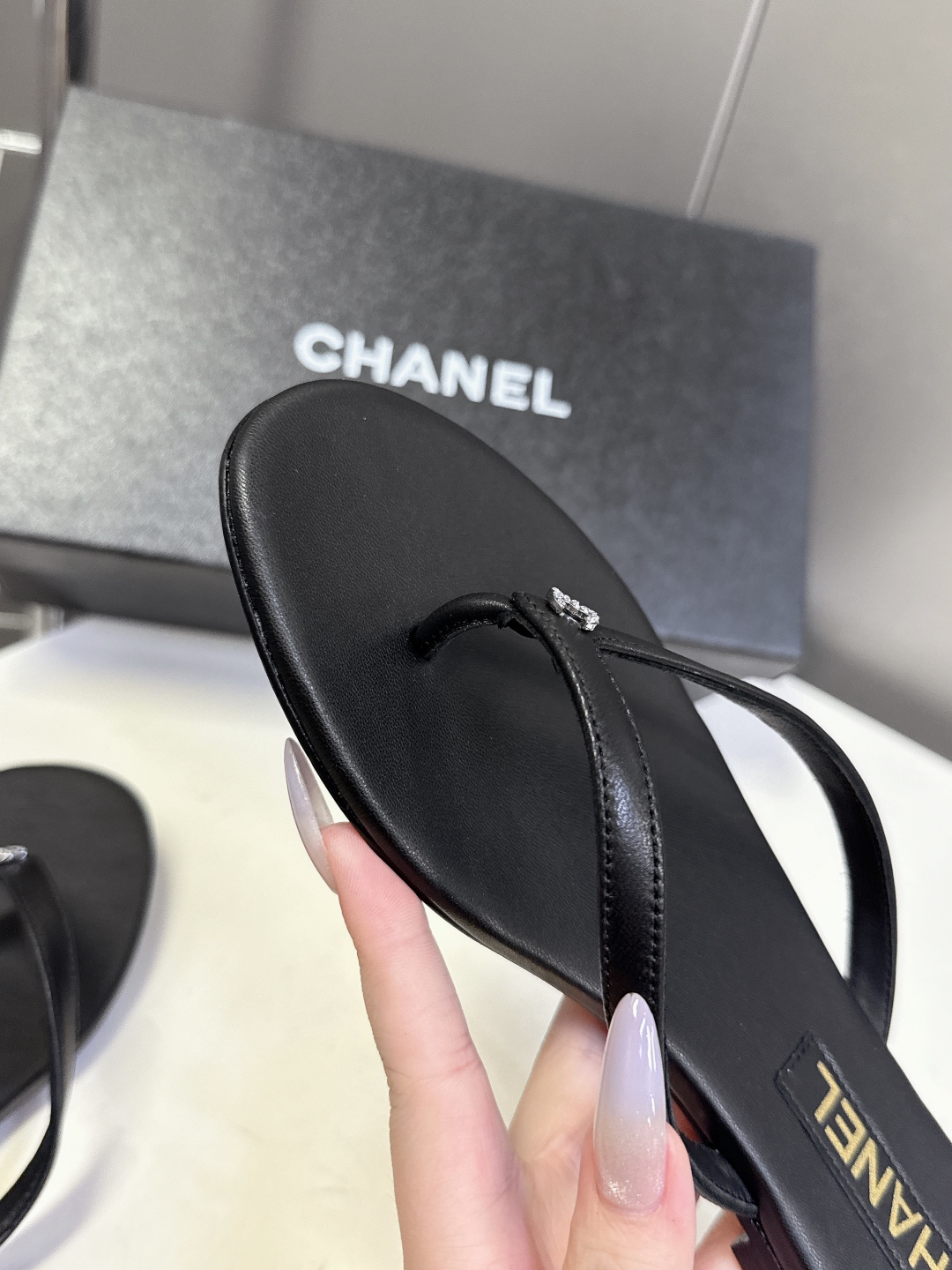  CHANEL｜香奈儿春夏新品 双C人字拖
  香家秀款人字拖 超多明星时尚博主种草 夏天必备 大爆款‼
