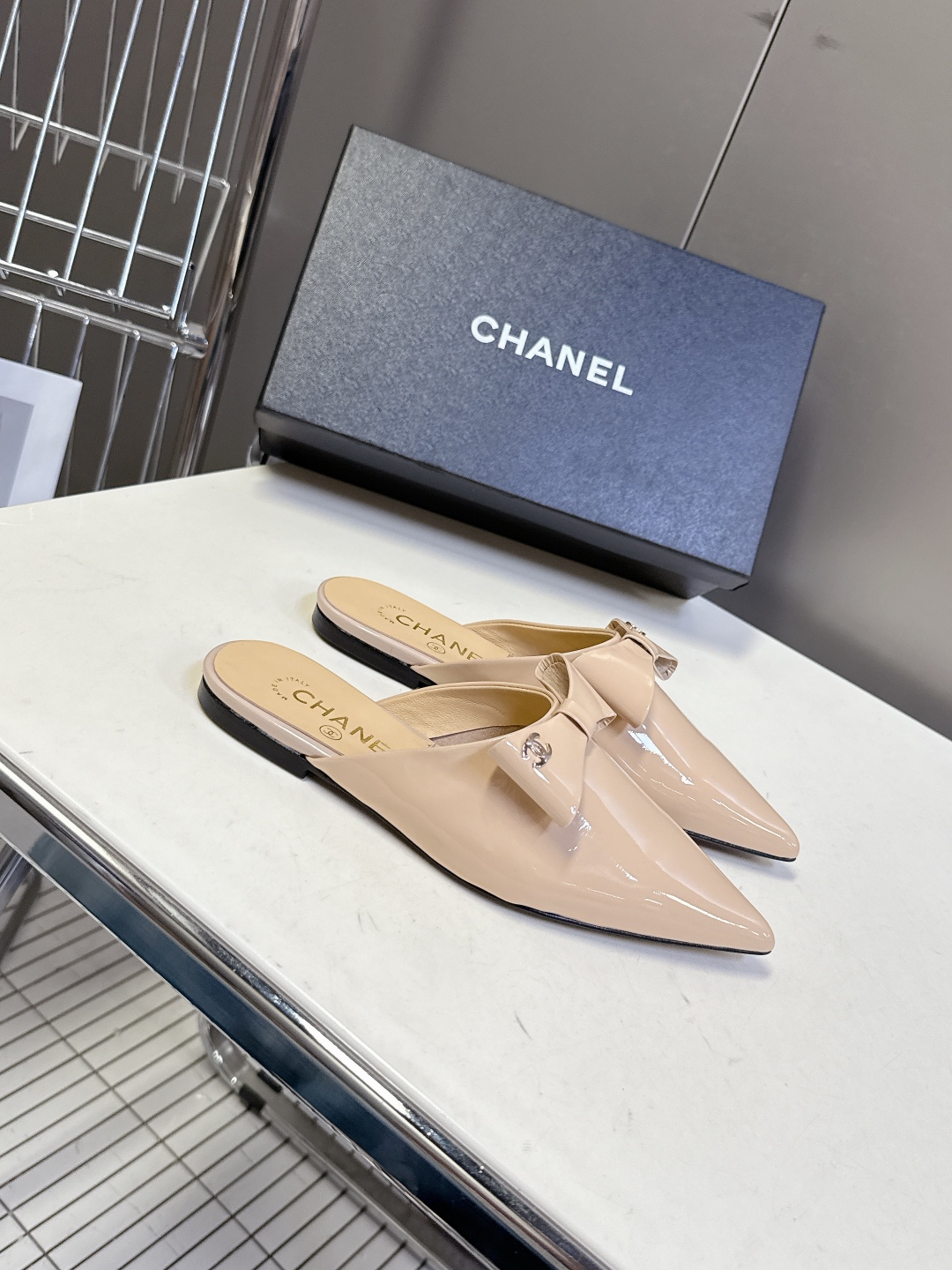  CHANEL香奈儿25A春夏新品蝴蝶结半拖
  超多明星时尚博主种草 夏天必备 大爆款‼️已经被它的美
