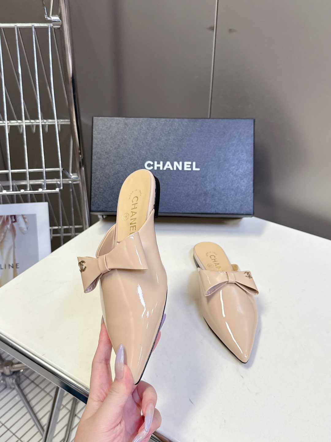  CHANEL香奈儿25A春夏新品蝴蝶结半拖
  超多明星时尚博主种草 夏天必备 大爆款‼️已经被它的美