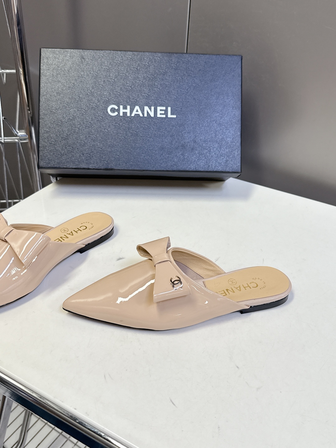  CHANEL香奈儿25A春夏新品蝴蝶结半拖
  超多明星时尚博主种草 夏天必备 大爆款‼️已经被它的美