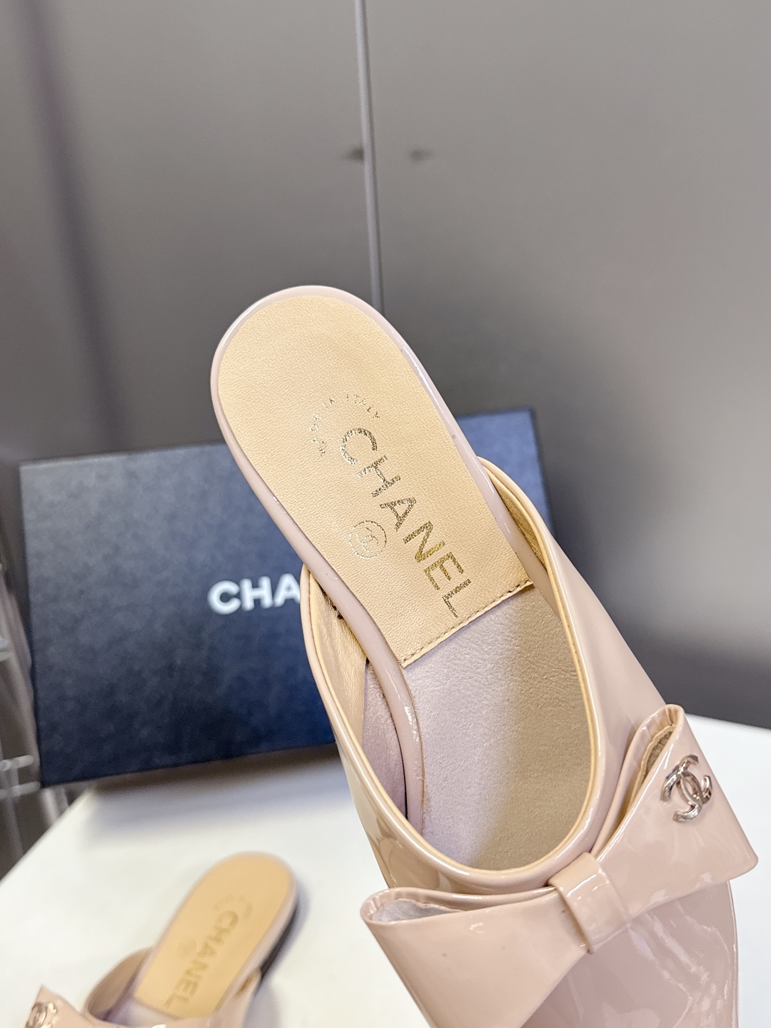  CHANEL香奈儿25A春夏新品蝴蝶结半拖
  超多明星时尚博主种草 夏天必备 大爆款‼️已经被它的美