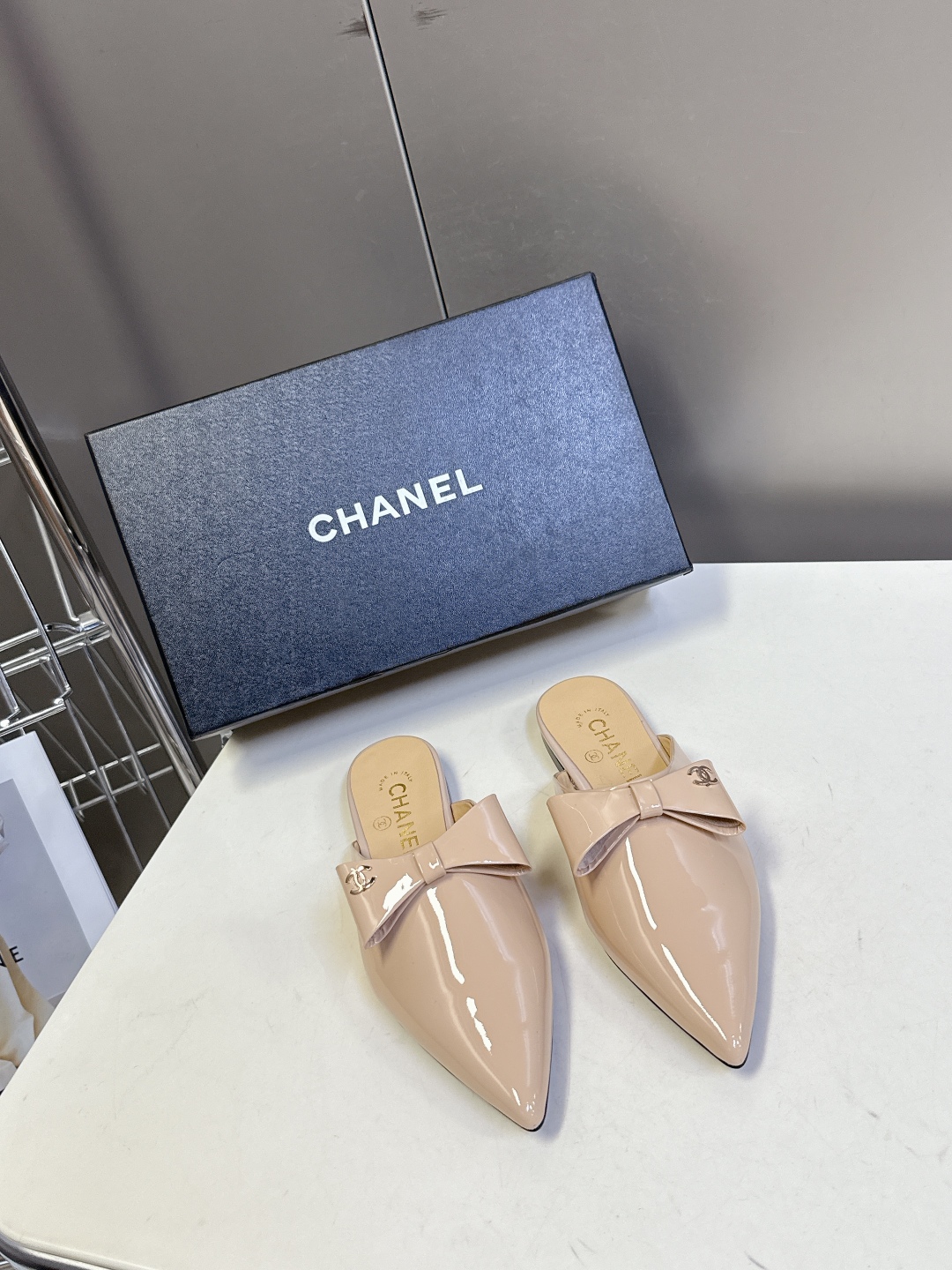  CHANEL香奈儿25A春夏新品蝴蝶结半拖
  超多明星时尚博主种草 夏天必备 大爆款‼️已经被它的美