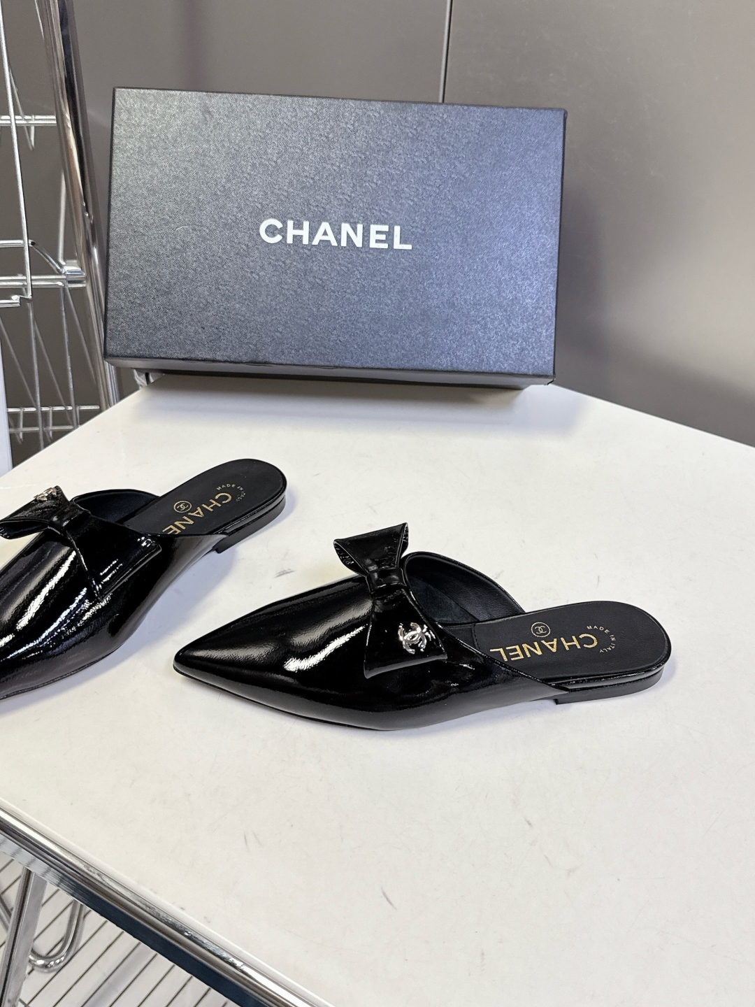  CHANEL香奈儿25A春夏新品蝴蝶结半拖
  超多明星时尚博主种草 夏天必备 大爆款‼️已经被它的美