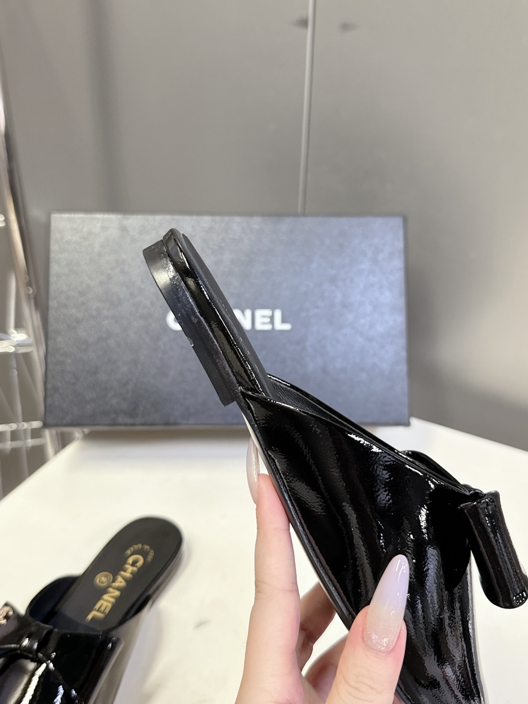  CHANEL香奈儿25A春夏新品蝴蝶结半拖
  超多明星时尚博主种草 夏天必备 大爆款‼️已经被它的美