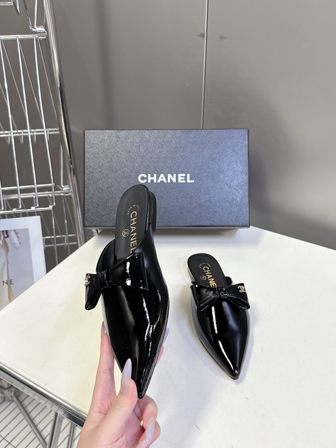  CHANEL香奈儿25A春夏新品蝴蝶结半拖
  超多明星时尚博主种草 夏天必备 大爆款‼️已经被它的美