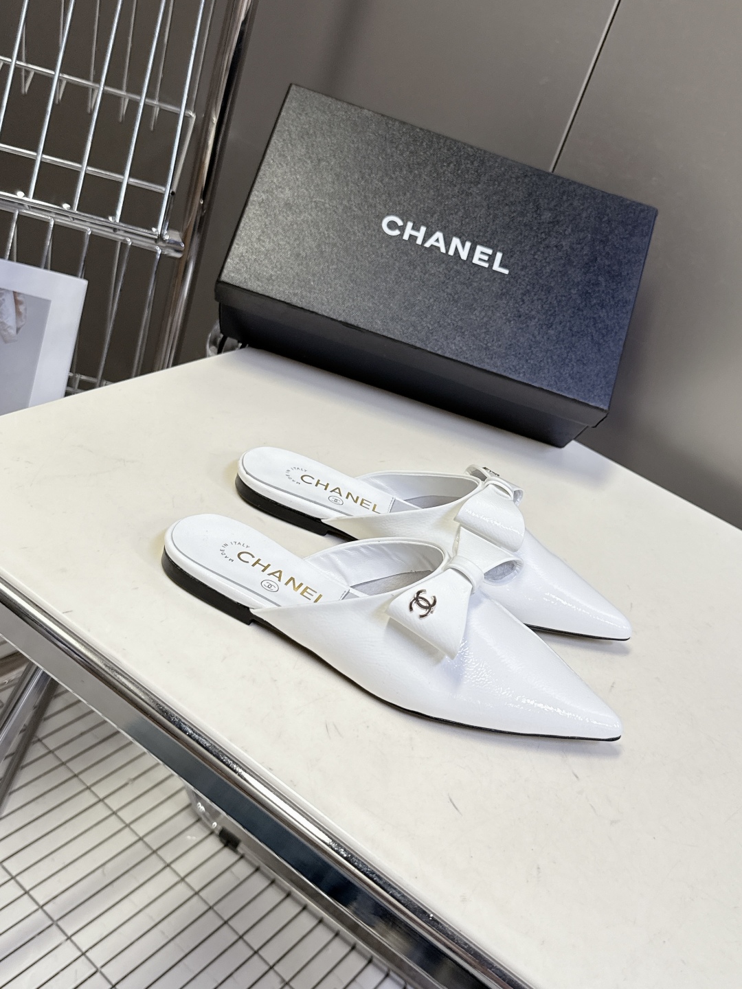  CHANEL香奈儿25A春夏新品蝴蝶结半拖
  超多明星时尚博主种草 夏天必备 大爆款‼️已经被它的美