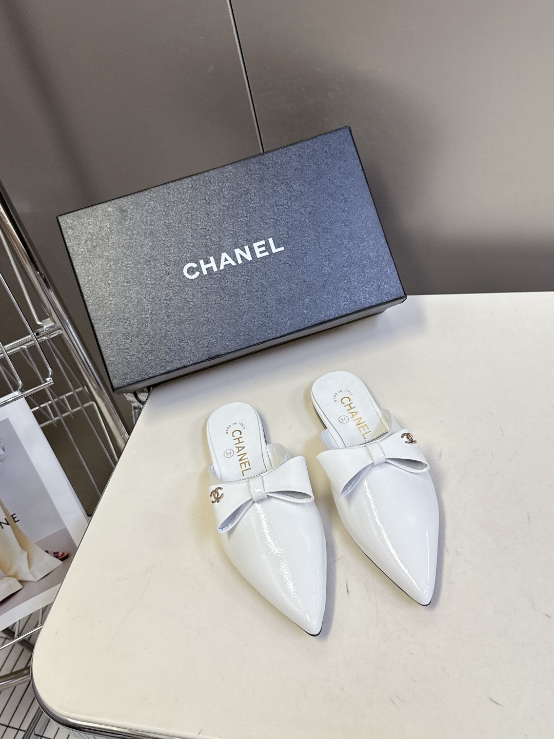  CHANEL香奈儿25A春夏新品蝴蝶结半拖
  超多明星时尚博主种草 夏天必备 大爆款‼️已经被它的美