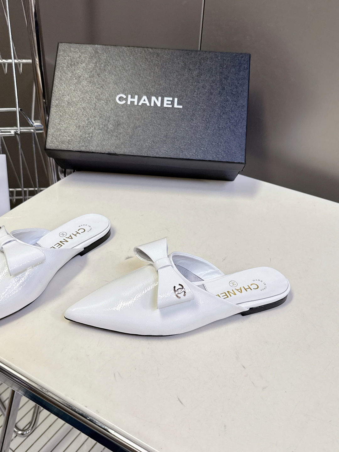  CHANEL香奈儿25A春夏新品蝴蝶结半拖
  超多明星时尚博主种草 夏天必备 大爆款‼️已经被它的美