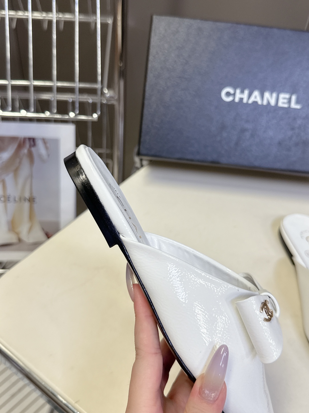  CHANEL香奈儿25A春夏新品蝴蝶结半拖
  超多明星时尚博主种草 夏天必备 大爆款‼️已经被它的美