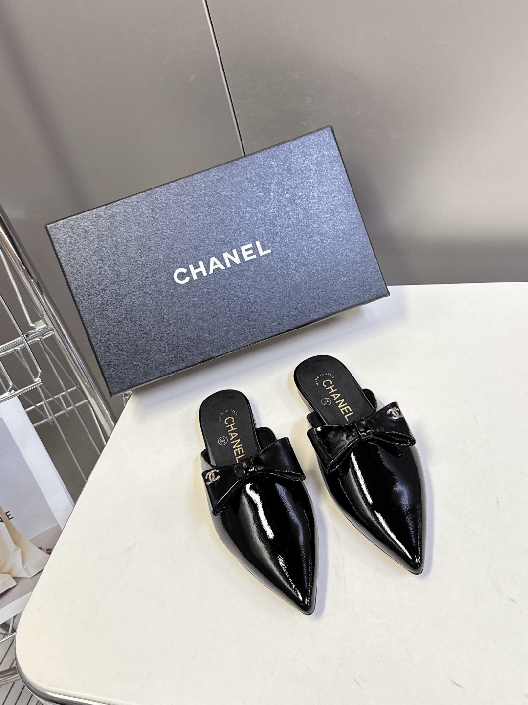  CHANEL香奈儿25A春夏新品蝴蝶结半拖
  超多明星时尚博主种草 夏天必备 大爆款‼️已经被它的美