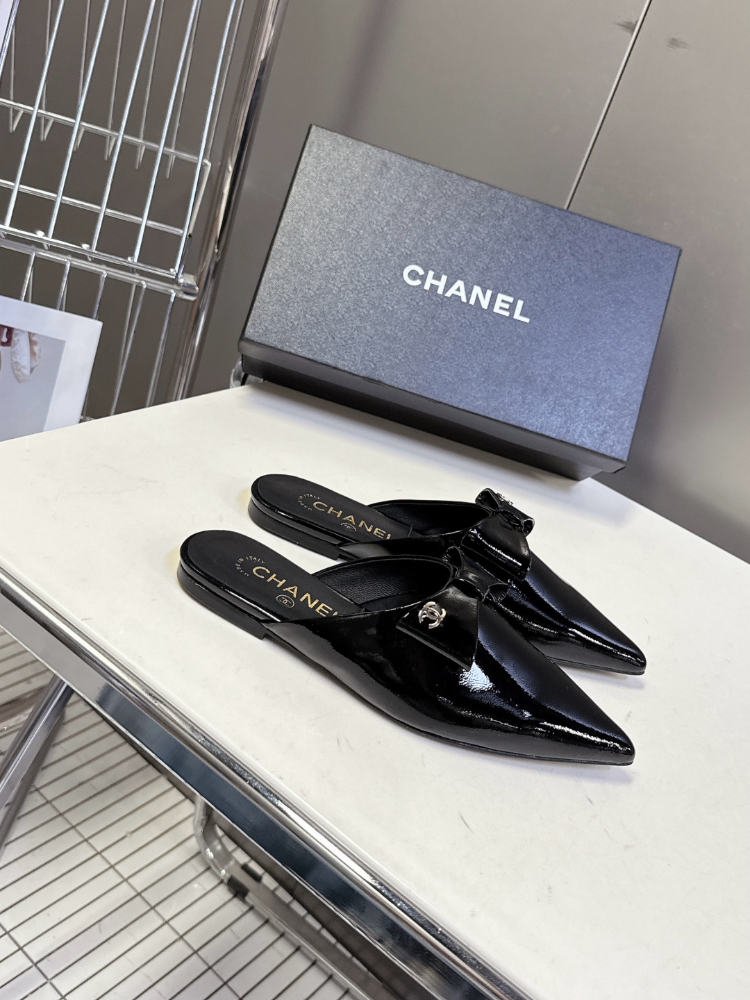  CHANEL香奈儿25A春夏新品蝴蝶结半拖
  超多明星时尚博主种草 夏天必备 大爆款‼️已经被它的美