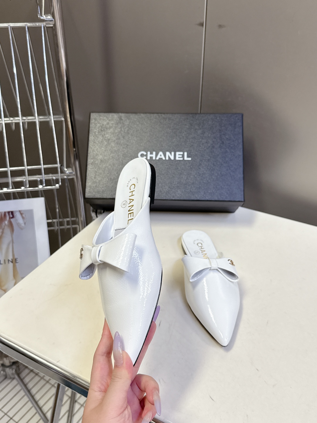  CHANEL香奈儿25A春夏新品蝴蝶结半拖
  超多明星时尚博主种草 夏天必备 大爆款‼️已经被它的美