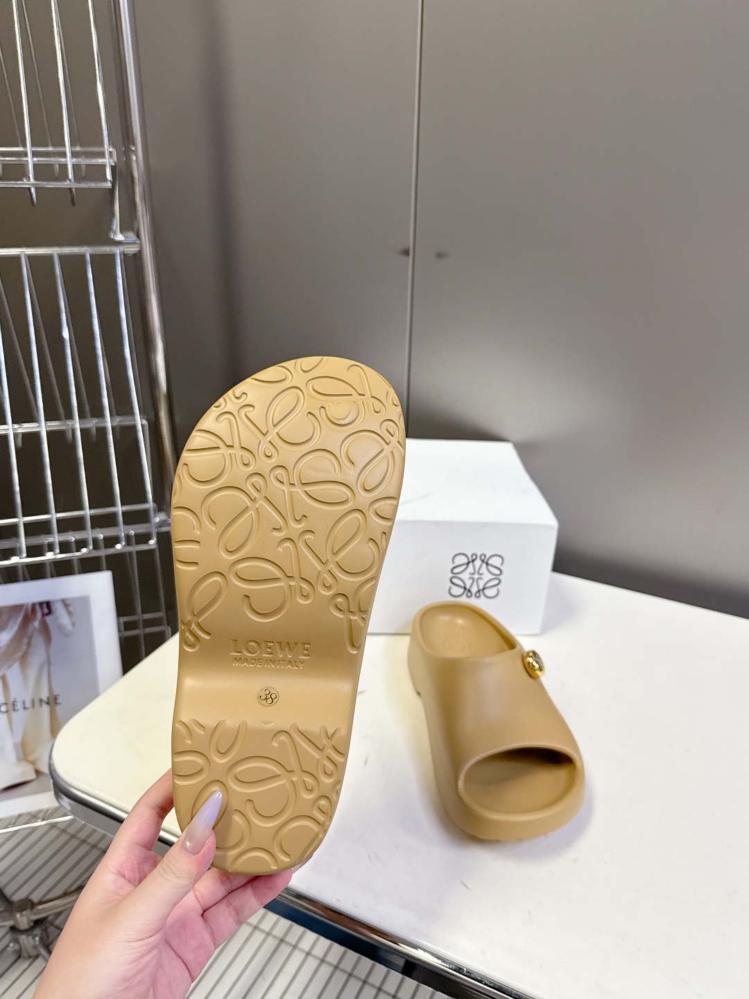 LOEWE罗意威2025 夏季新款沙滩拖鞋
    夏天一定要有一双沙滩鞋 罗意威这款就很百搭！今年最