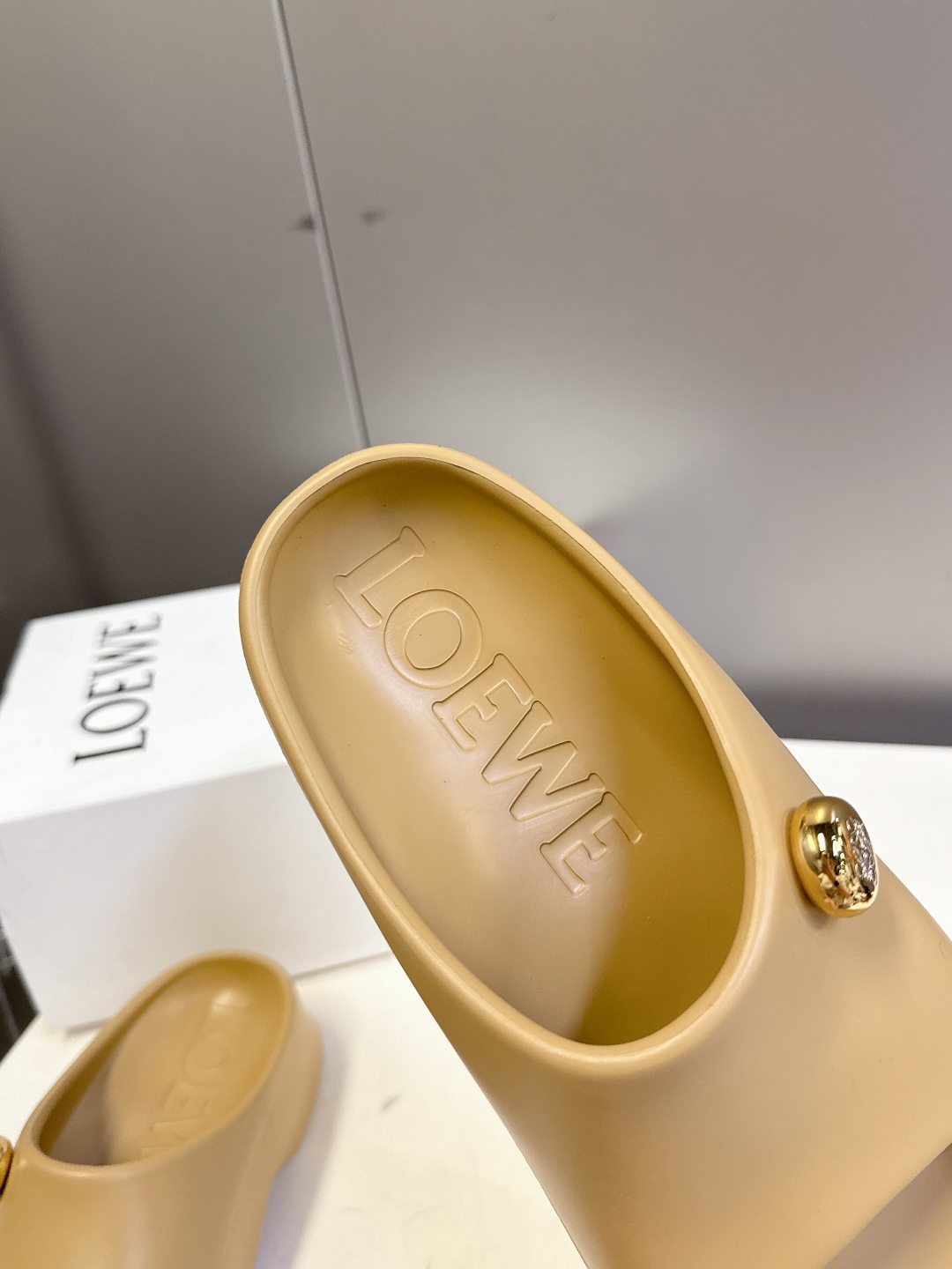  LOEWE罗意威2025 夏季新款沙滩拖鞋
    夏天一定要有一双沙滩鞋 罗意威这款就很百搭！今年最