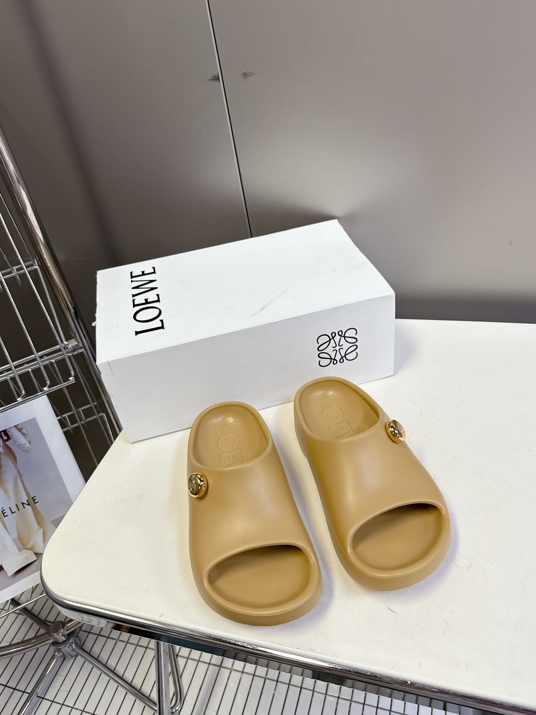  LOEWE罗意威2025 夏季新款沙滩拖鞋
    夏天一定要有一双沙滩鞋 罗意威这款就很百搭！今年最
