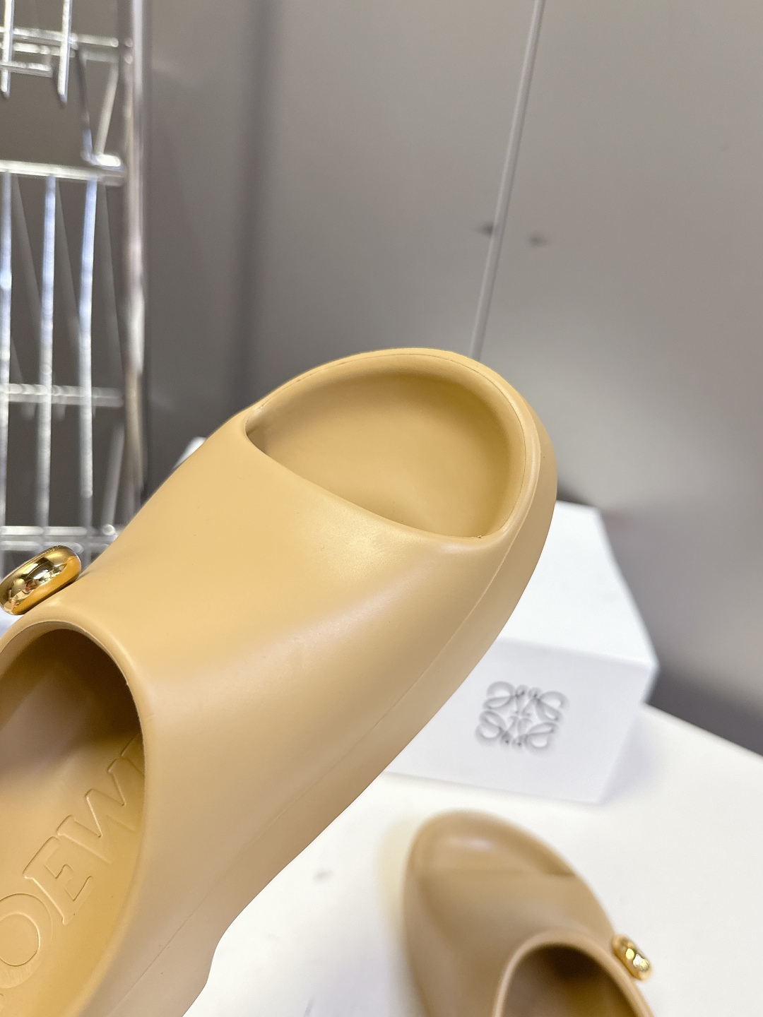  LOEWE罗意威2025 夏季新款沙滩拖鞋
    夏天一定要有一双沙滩鞋 罗意威这款就很百搭！今年最