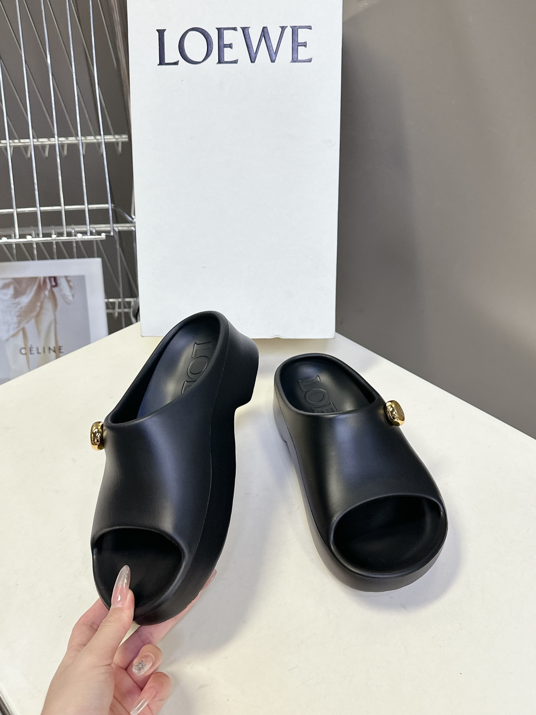  LOEWE罗意威2025 夏季新款沙滩拖鞋
    夏天一定要有一双沙滩鞋 罗意威这款就很百搭！今年最