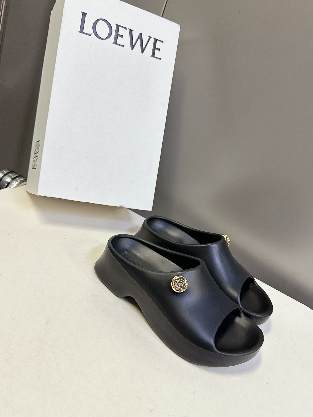  LOEWE罗意威2025 夏季新款沙滩拖鞋
    夏天一定要有一双沙滩鞋 罗意威这款就很百搭！今年最