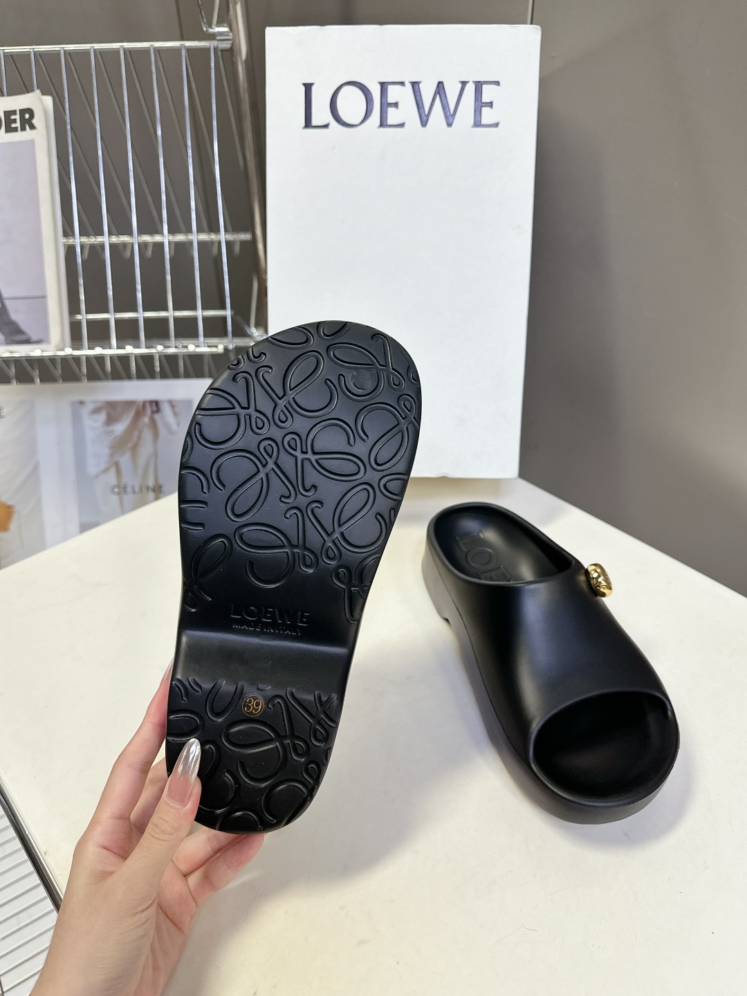  LOEWE罗意威2025 夏季新款沙滩拖鞋
    夏天一定要有一双沙滩鞋 罗意威这款就很百搭！今年最