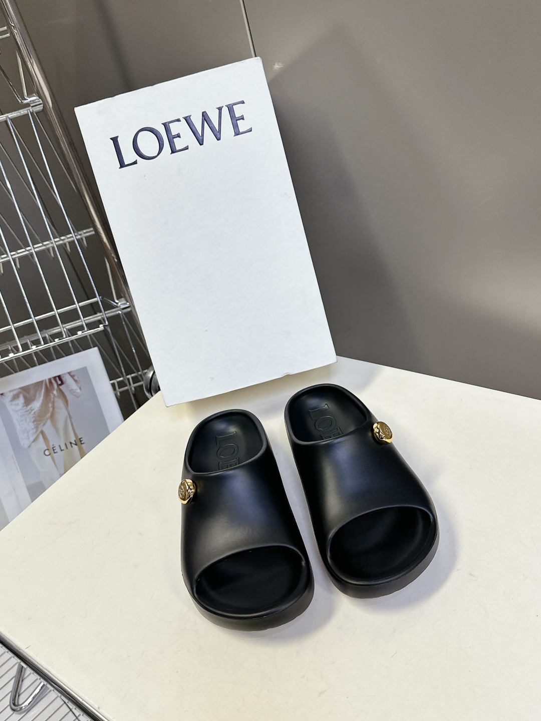  LOEWE罗意威2025 夏季新款沙滩拖鞋
    夏天一定要有一双沙滩鞋 罗意威这款就很百搭！今年最