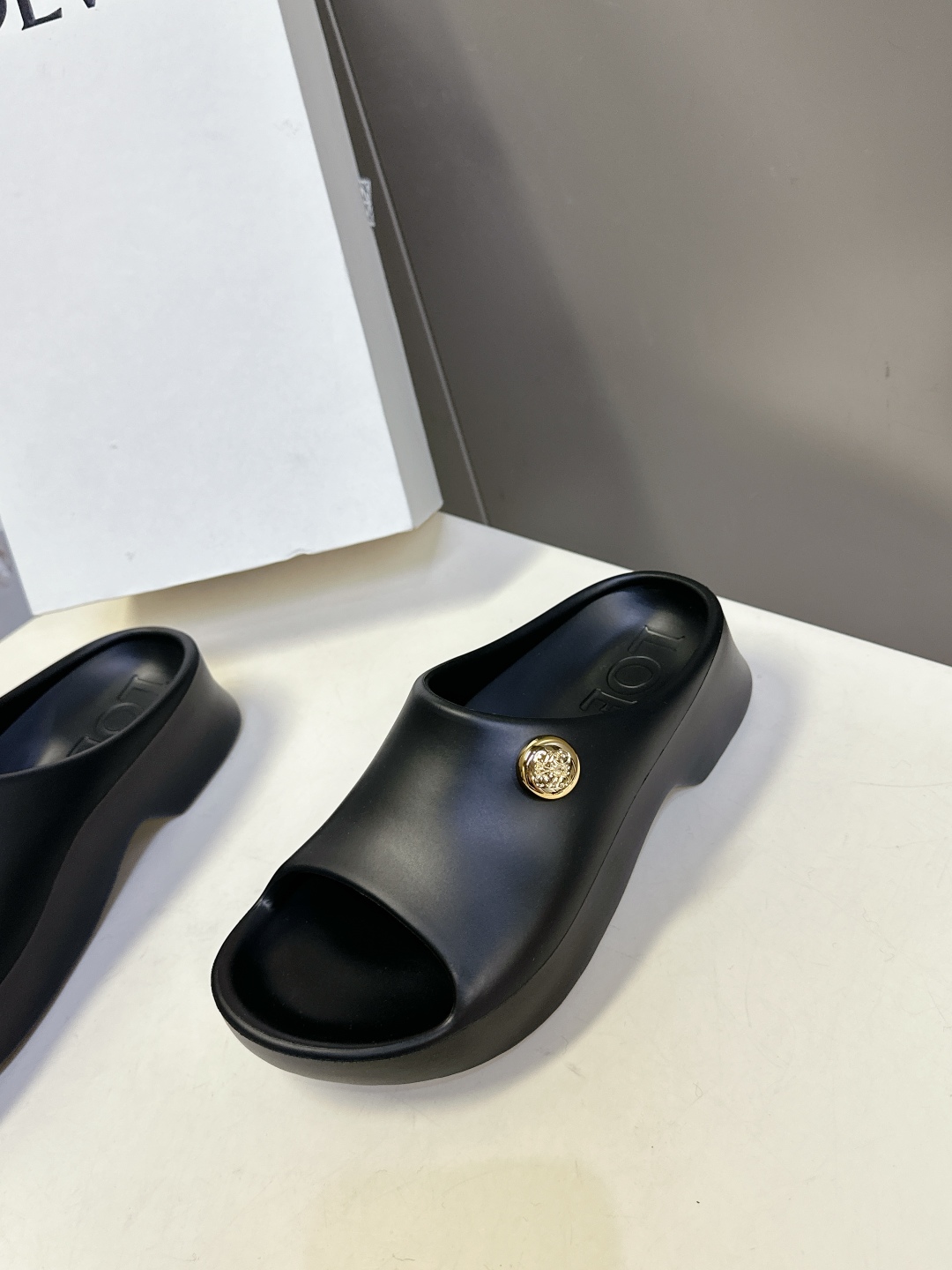  LOEWE罗意威2025 夏季新款沙滩拖鞋
    夏天一定要有一双沙滩鞋 罗意威这款就很百搭！今年最