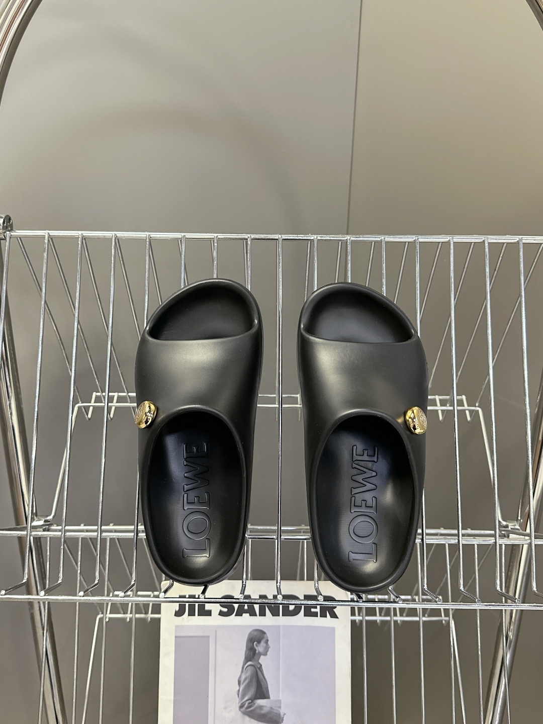  LOEWE罗意威2025 夏季新款沙滩拖鞋
    夏天一定要有一双沙滩鞋 罗意威这款就很百搭！今年最