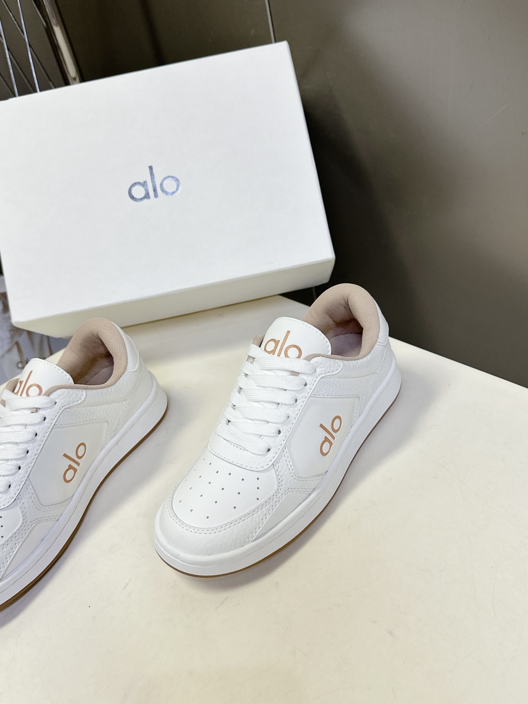  alo2025春夏新款拼色小白鞋厚底舒适休闲鞋 
  今天超级🔥的品牌 好多明星网红种草 上脚非常轻便