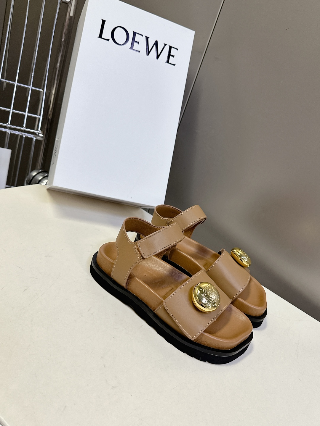  罗意威 LOEWE 2025夏季最新款凉鞋！
  夏季最常穿的凉鞋，没它根本不行！大大凹凸的鞋头，呆萌