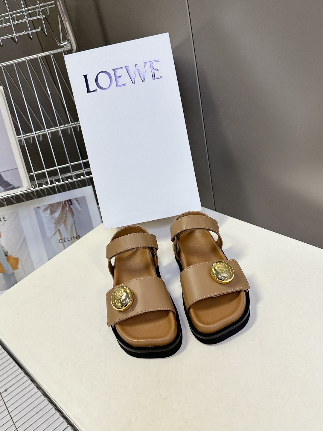  罗意威 LOEWE 2025夏季最新款凉鞋！
  夏季最常穿的凉鞋，没它根本不行！大大凹凸的鞋头，呆萌