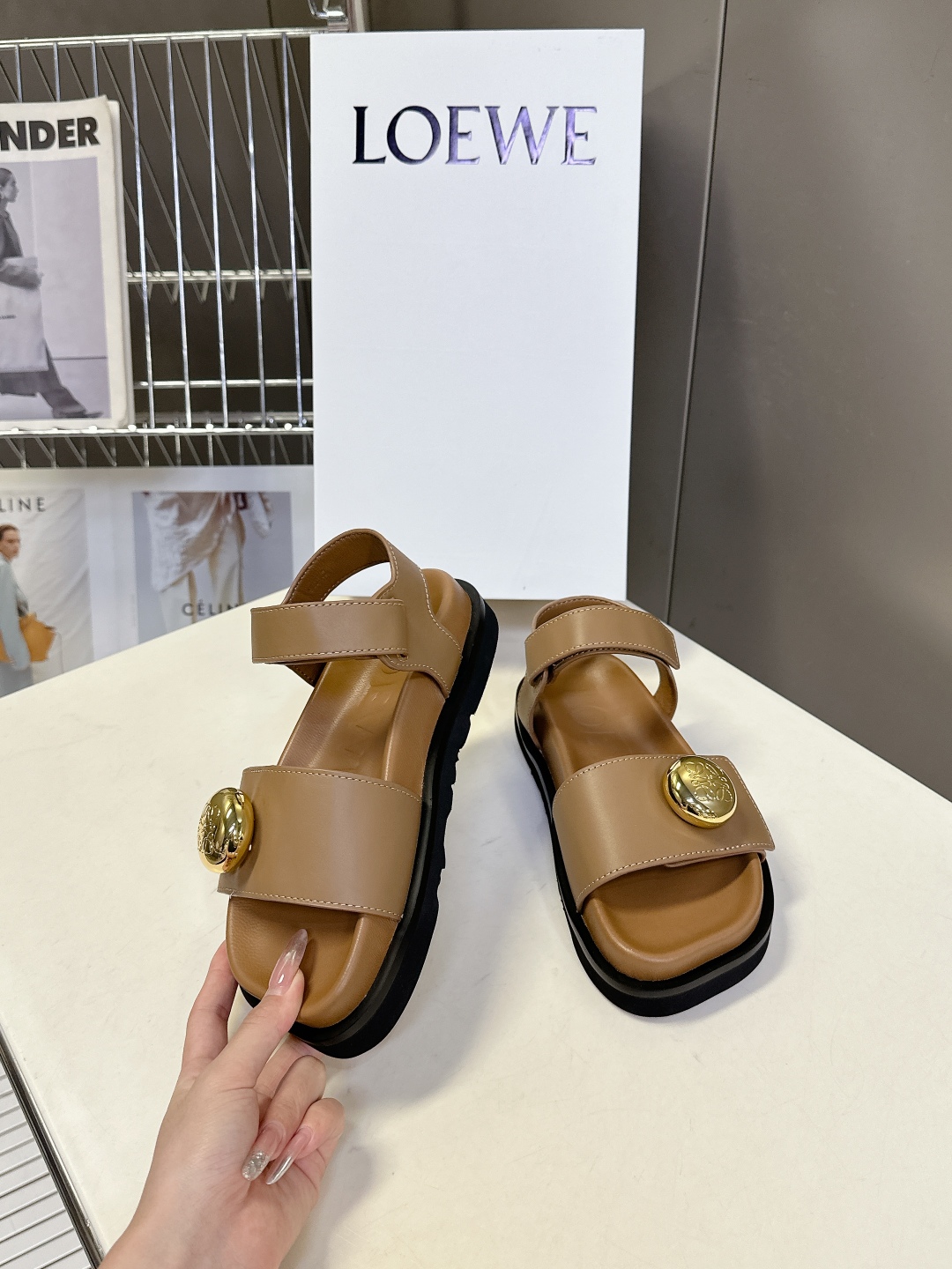  罗意威 LOEWE 2025夏季最新款凉鞋！
  夏季最常穿的凉鞋，没它根本不行！大大凹凸的鞋头，呆萌