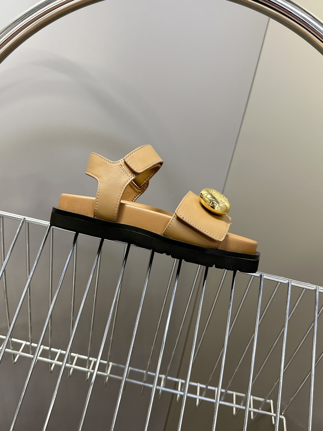  罗意威 LOEWE 2025夏季最新款凉鞋！
  夏季最常穿的凉鞋，没它根本不行！大大凹凸的鞋头，呆萌