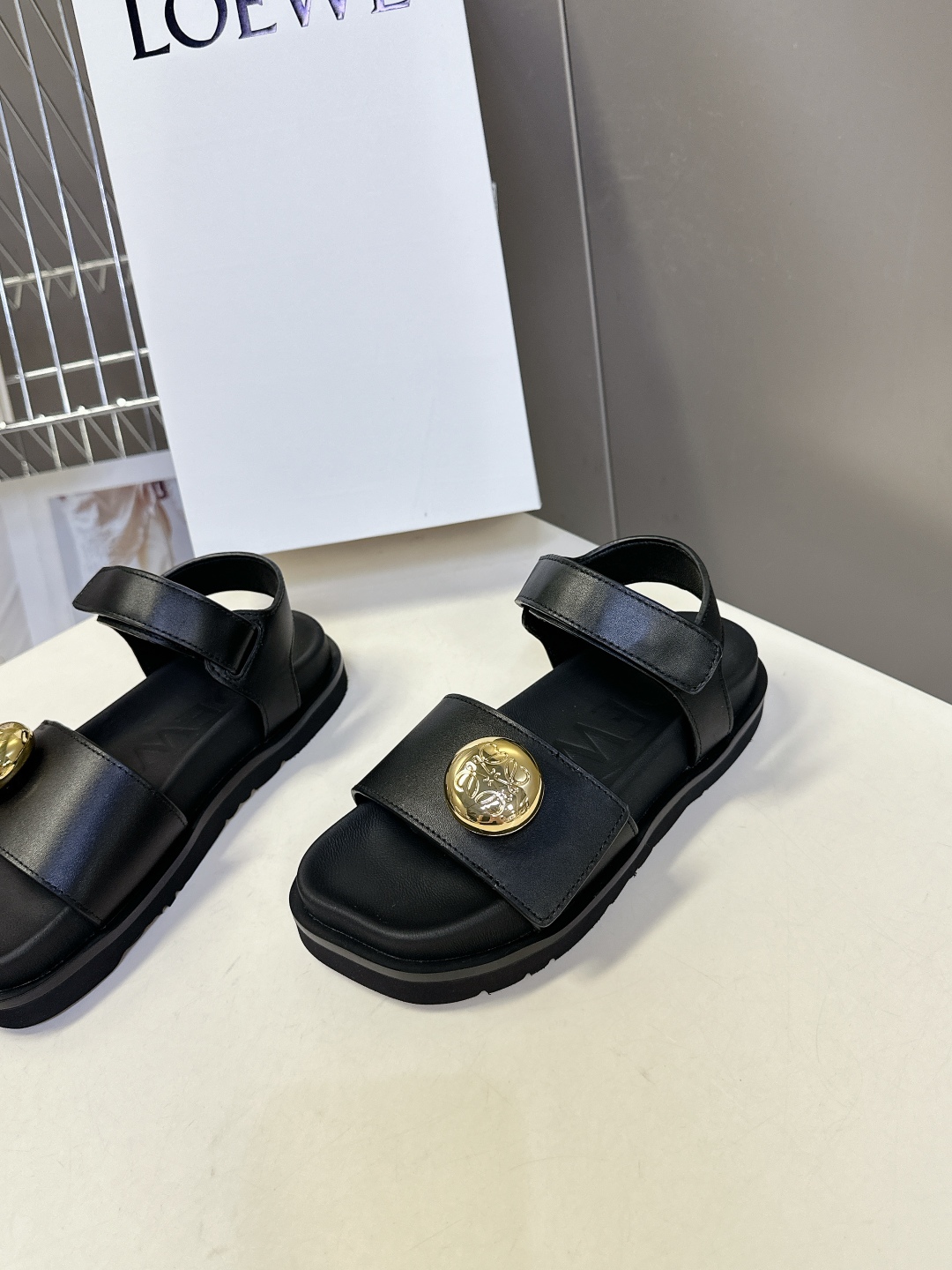  罗意威 LOEWE 2025夏季最新款凉鞋！
  夏季最常穿的凉鞋，没它根本不行！大大凹凸的鞋头，呆萌