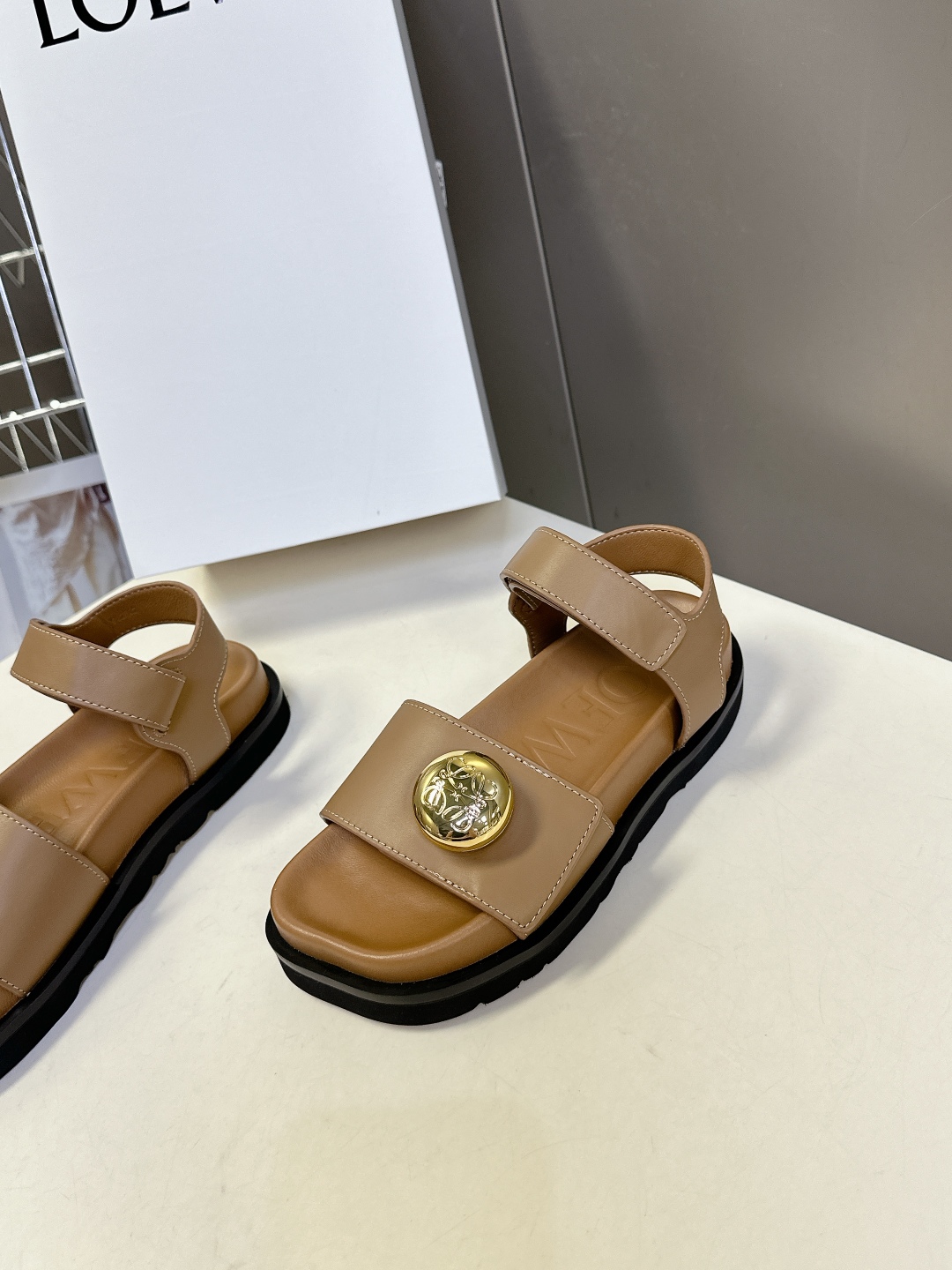  罗意威 LOEWE 2025夏季最新款凉鞋！
  夏季最常穿的凉鞋，没它根本不行！大大凹凸的鞋头，呆萌