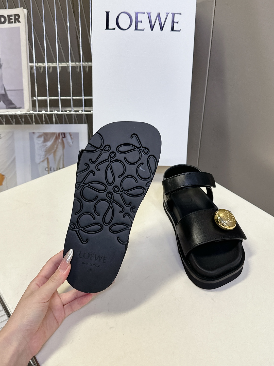  罗意威 LOEWE 2025夏季最新款凉鞋！
  夏季最常穿的凉鞋，没它根本不行！大大凹凸的鞋头，呆萌