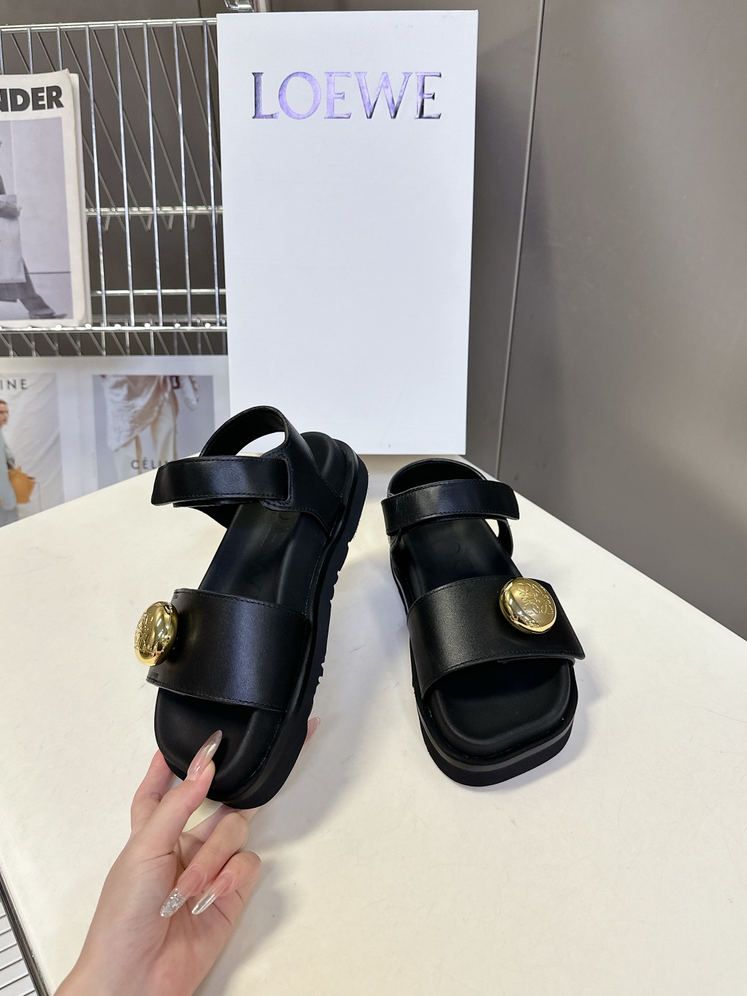  罗意威 LOEWE 2025夏季最新款凉鞋！
  夏季最常穿的凉鞋，没它根本不行！大大凹凸的鞋头，呆萌