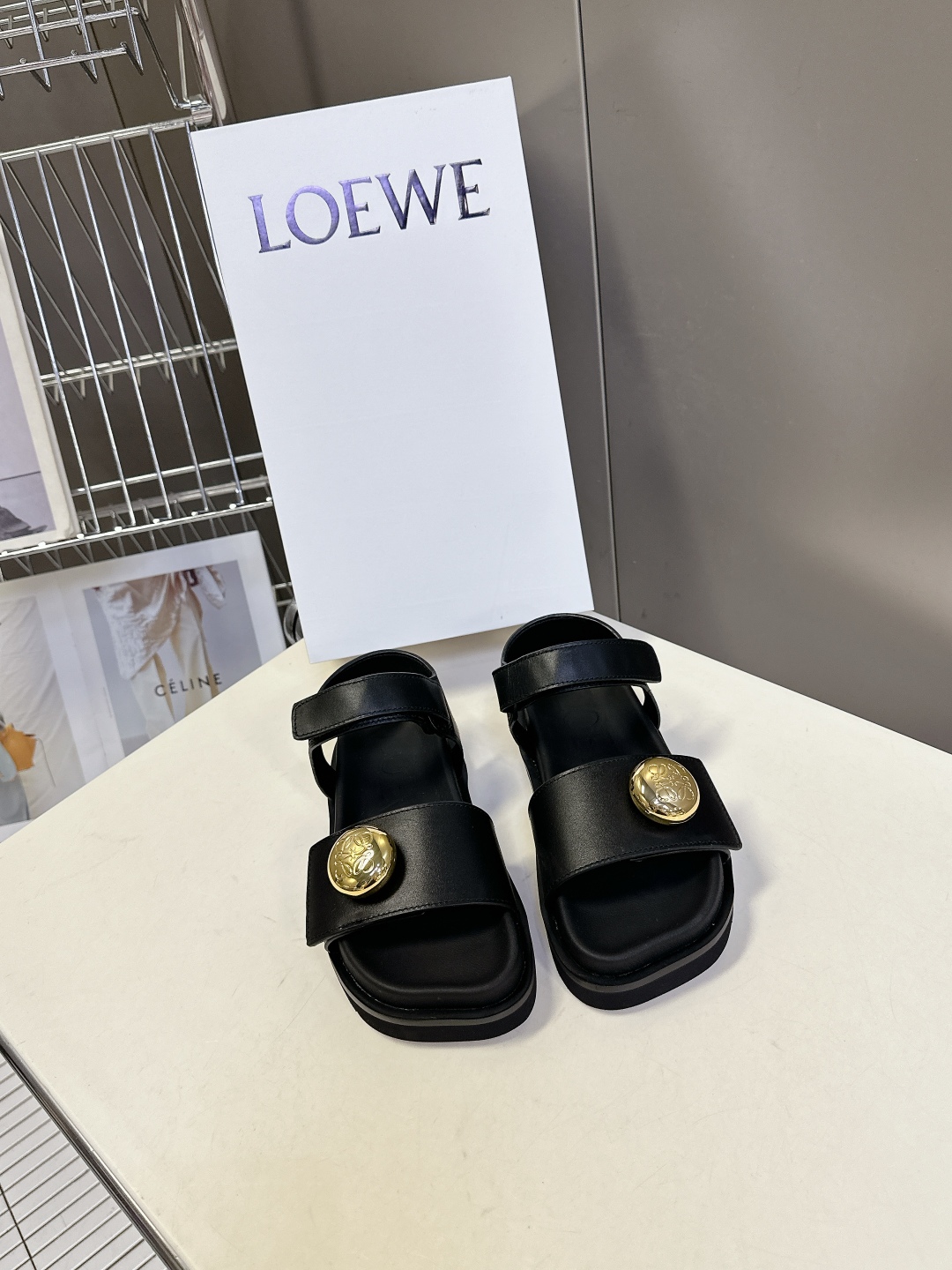  罗意威 LOEWE 2025夏季最新款凉鞋！
  夏季最常穿的凉鞋，没它根本不行！大大凹凸的鞋头，呆萌