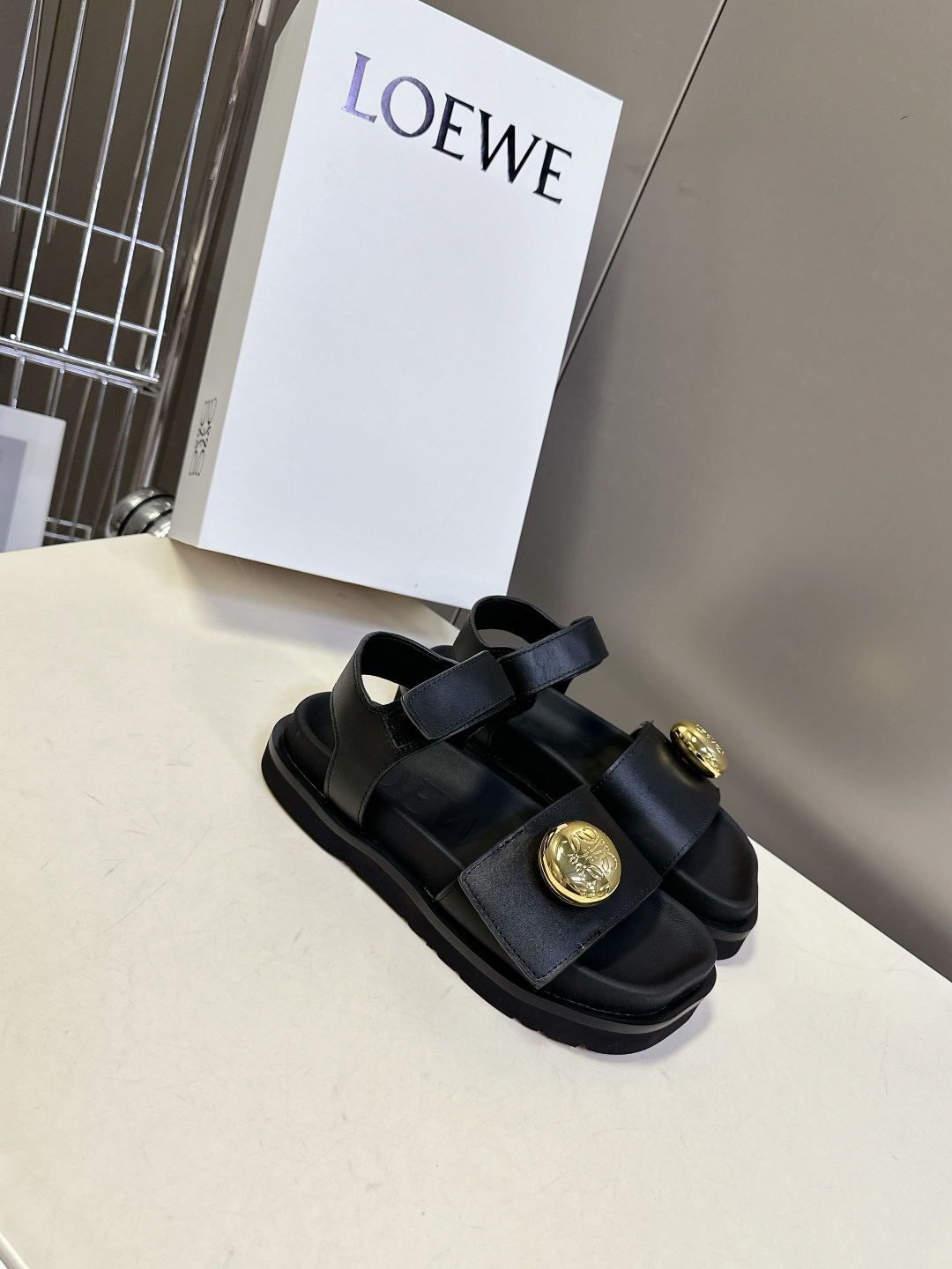  罗意威 LOEWE 2025夏季最新款凉鞋！
  夏季最常穿的凉鞋，没它根本不行！大大凹凸的鞋头，呆萌
