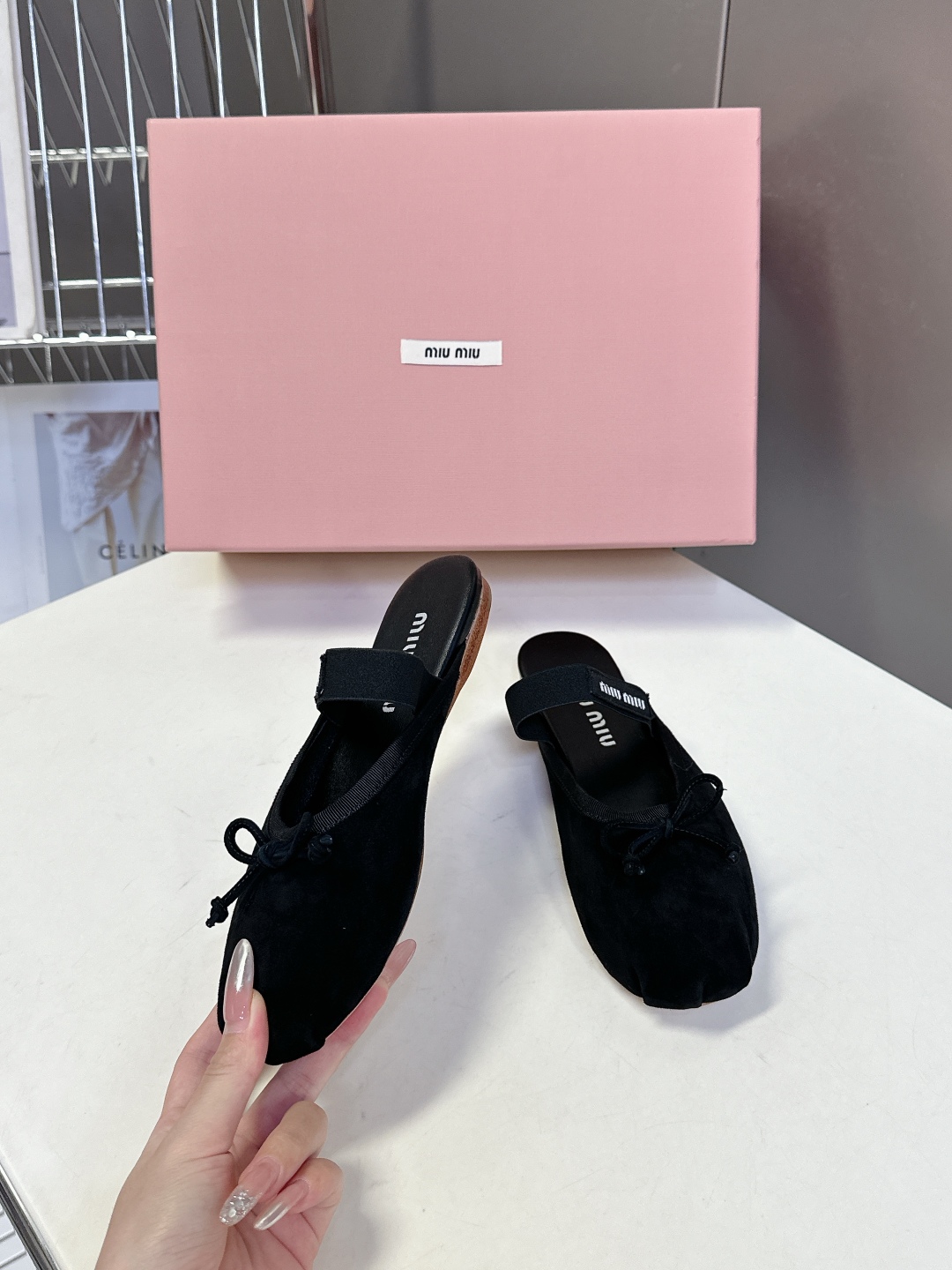  MiuMiu经典芭蕾舞鞋   Miu家芭蕾舞鞋都是以柔软舒服为主 也为一如既往小女孩风的芭蕾舞鞋增添了