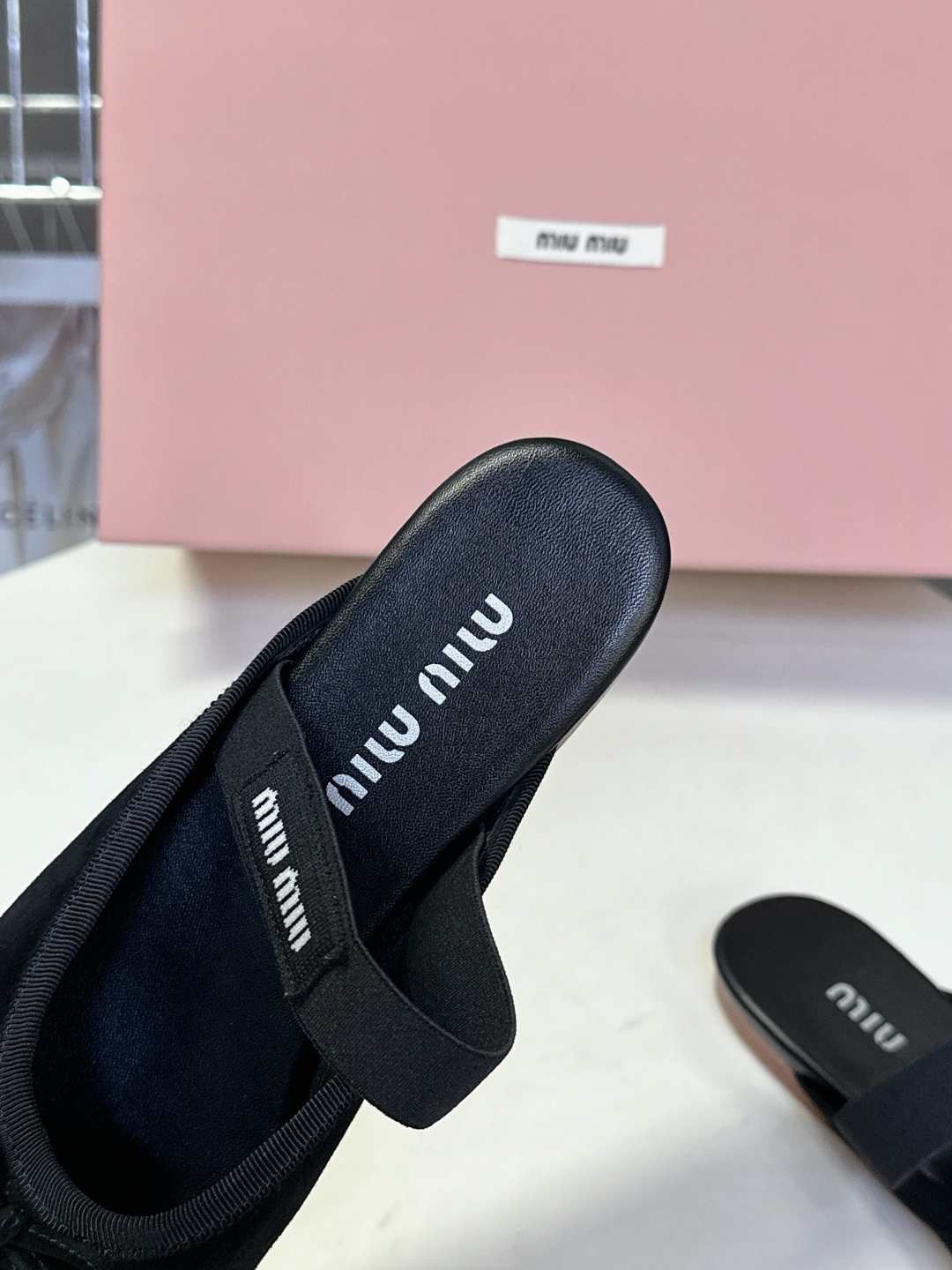  MiuMiu经典芭蕾舞鞋   Miu家芭蕾舞鞋都是以柔软舒服为主 也为一如既往小女孩风的芭蕾舞鞋增添了