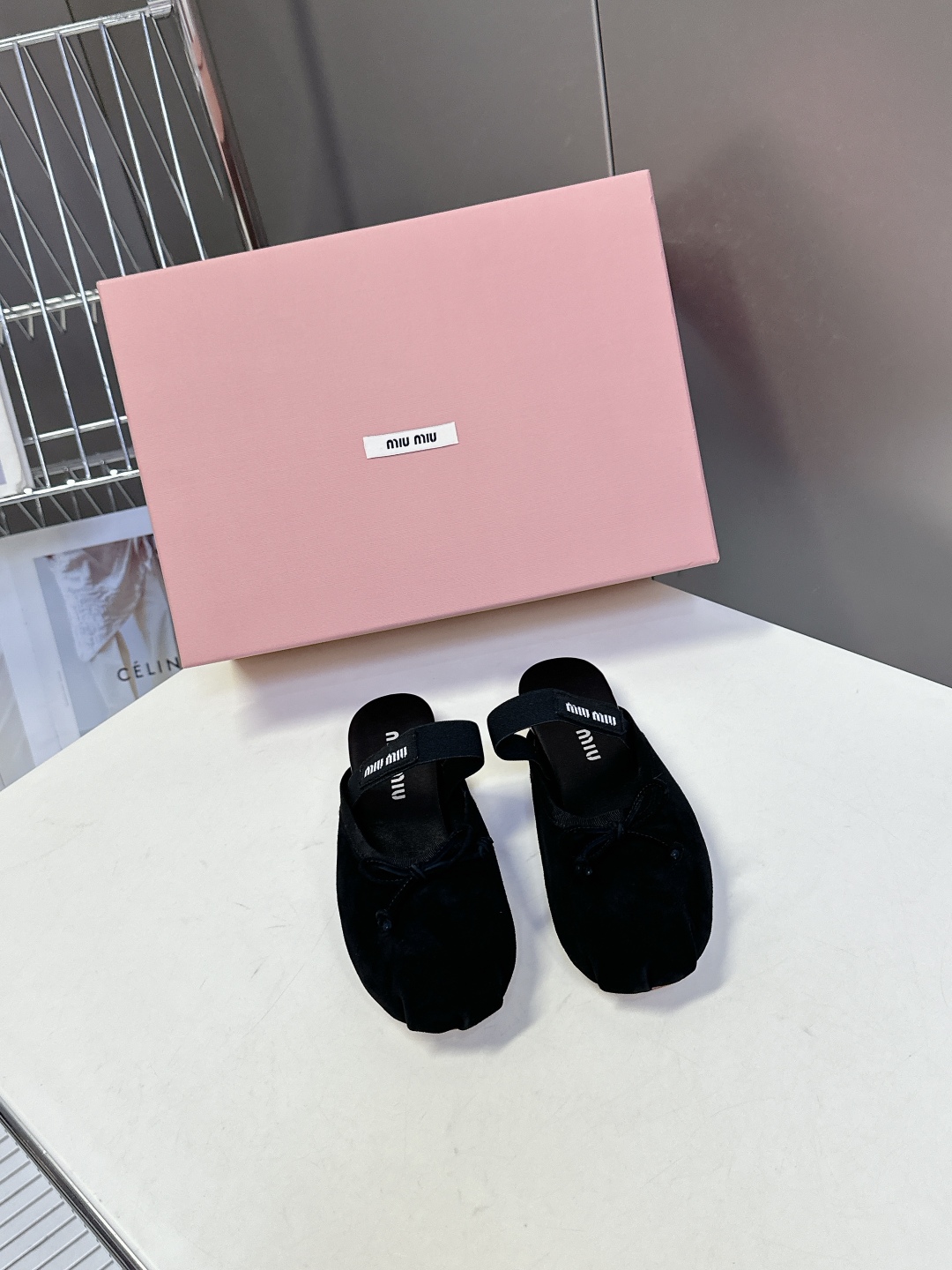  MiuMiu经典芭蕾舞鞋   Miu家芭蕾舞鞋都是以柔软舒服为主 也为一如既往小女孩风的芭蕾舞鞋增添了