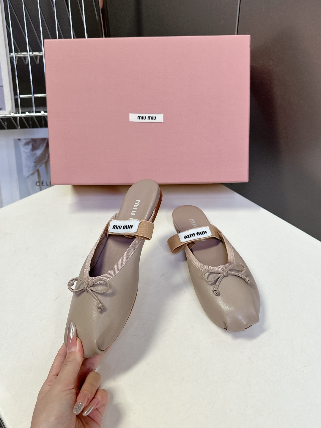  MiuMiu经典芭蕾舞鞋   Miu家芭蕾舞鞋都是以柔软舒服为主 也为一如既往小女孩风的芭蕾舞鞋增添了