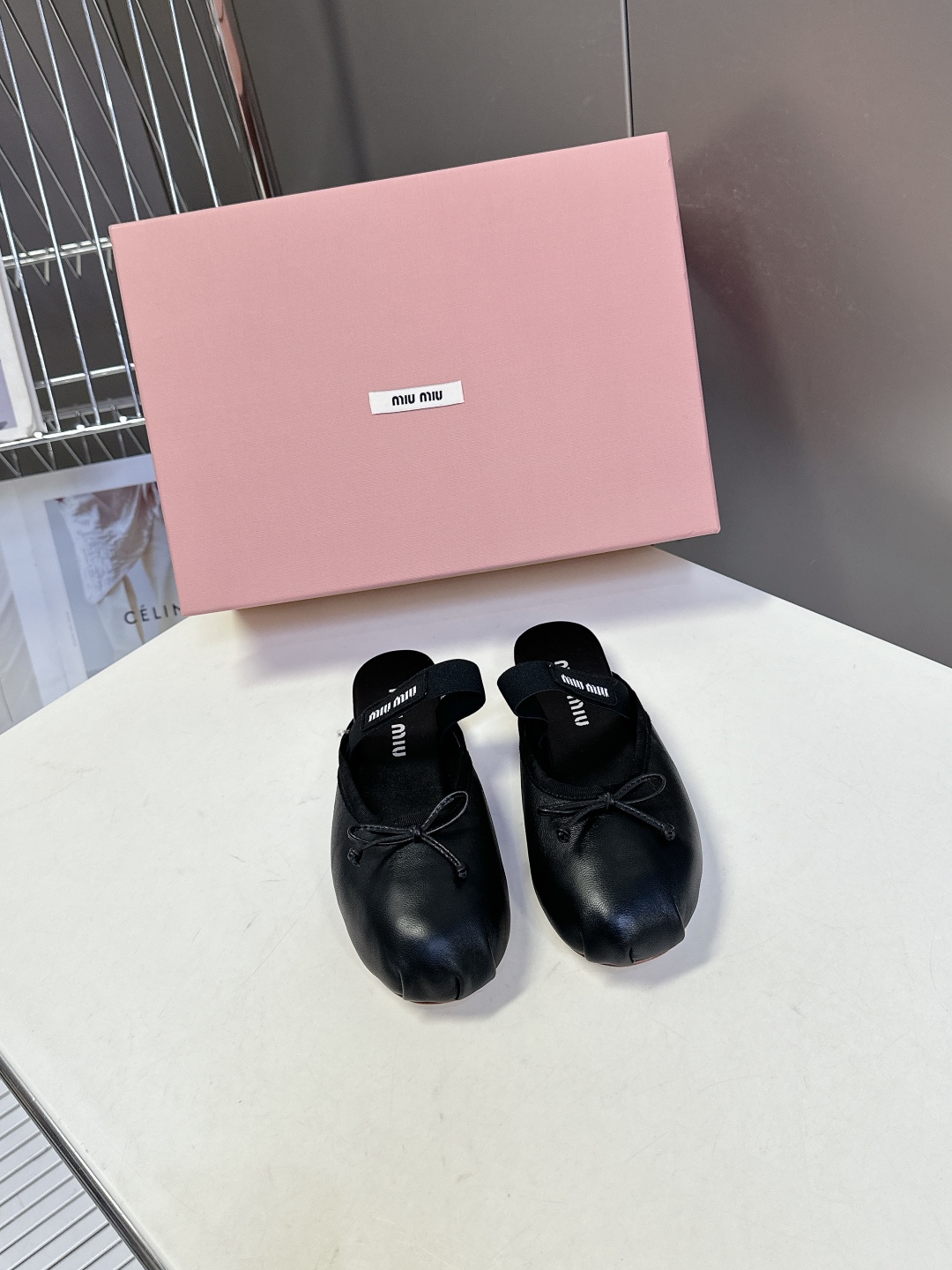  MiuMiu经典芭蕾舞鞋   Miu家芭蕾舞鞋都是以柔软舒服为主 也为一如既往小女孩风的芭蕾舞鞋增添了