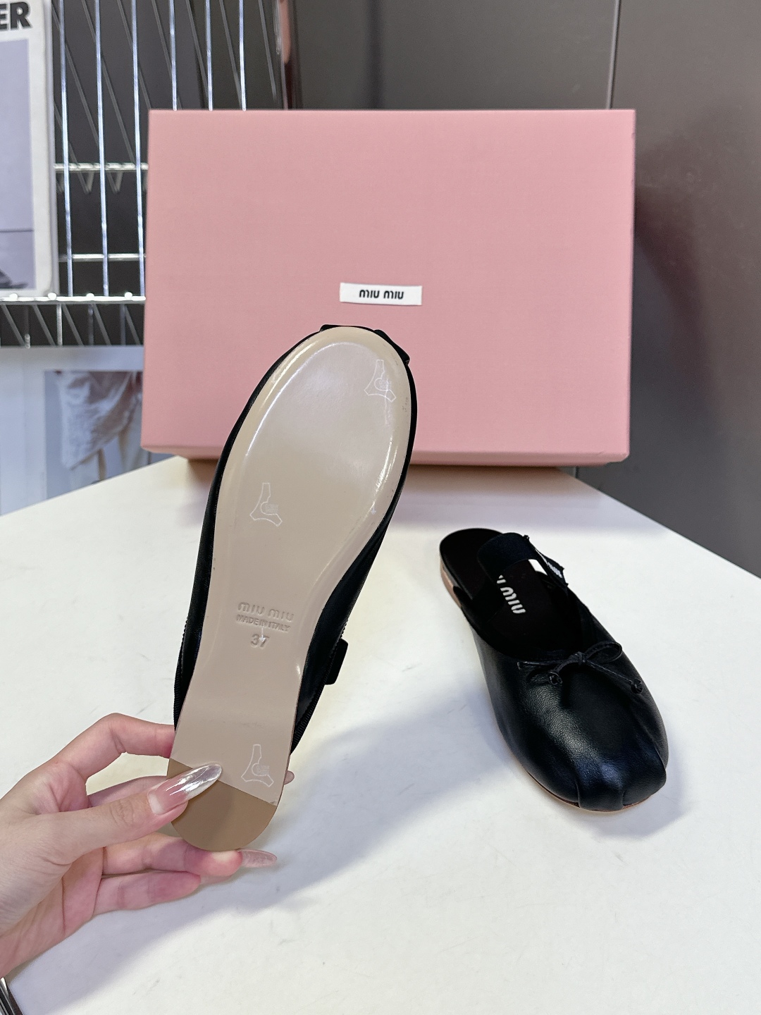  MiuMiu经典芭蕾舞鞋   Miu家芭蕾舞鞋都是以柔软舒服为主 也为一如既往小女孩风的芭蕾舞鞋增添了