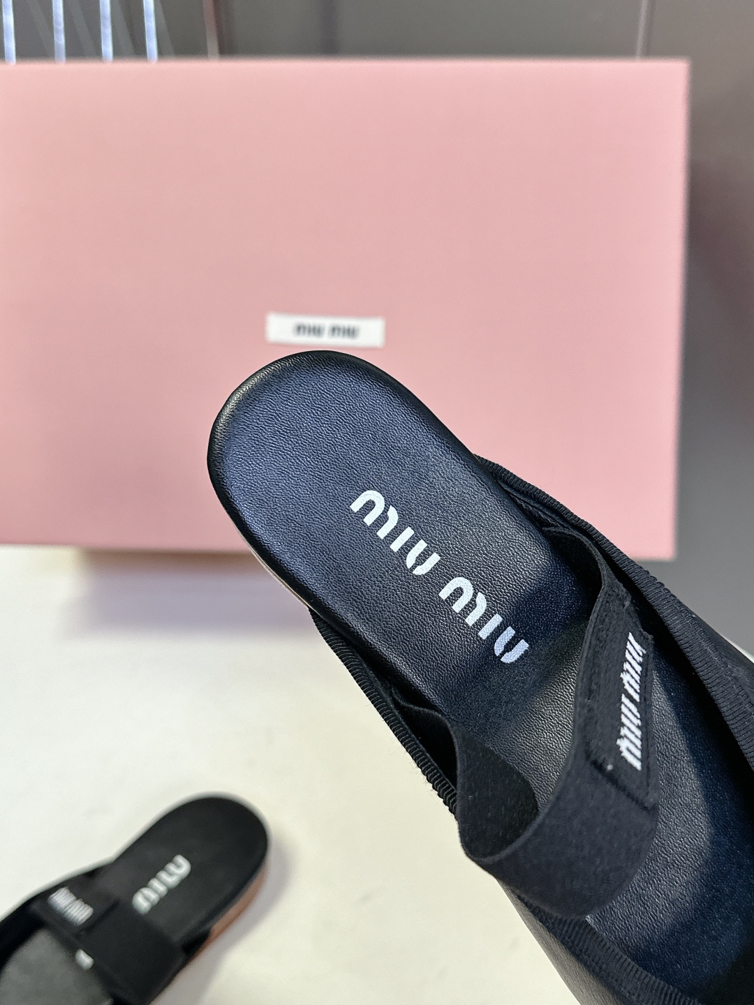  MiuMiu经典芭蕾舞鞋   Miu家芭蕾舞鞋都是以柔软舒服为主 也为一如既往小女孩风的芭蕾舞鞋增添了
