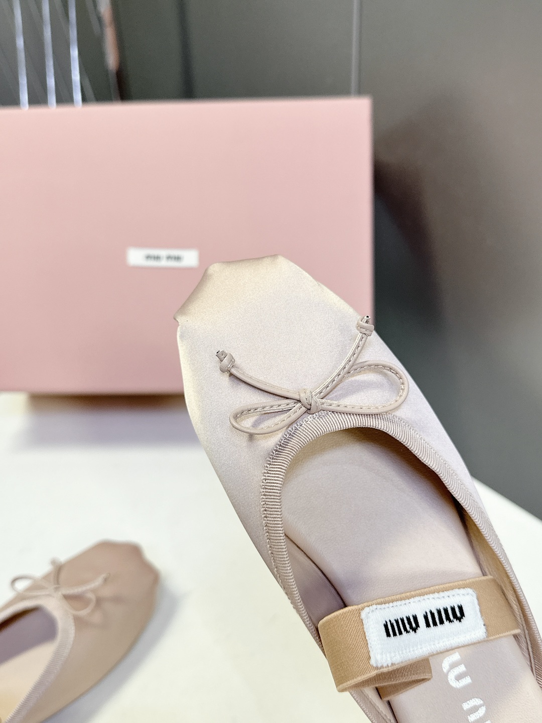  MiuMiu缪缪经典芭蕾舞鞋 跳舞鞋             Miu家芭蕾舞鞋都是以柔软舒服为主 也为