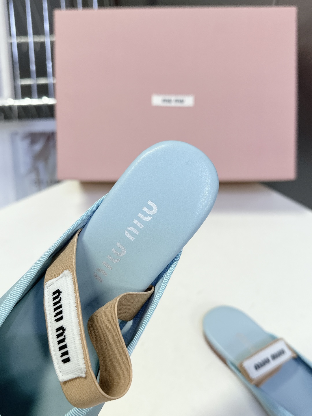  MiuMiu缪缪经典芭蕾舞鞋 跳舞鞋             Miu家芭蕾舞鞋都是以柔软舒服为主 也为
