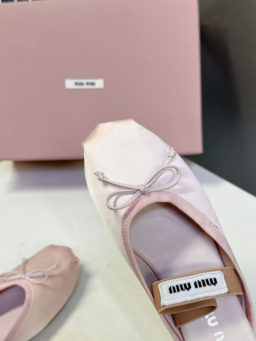 MiuMiu缪缪经典芭蕾舞鞋 跳舞鞋             Miu家芭蕾舞鞋都是以柔软舒服为主 也为