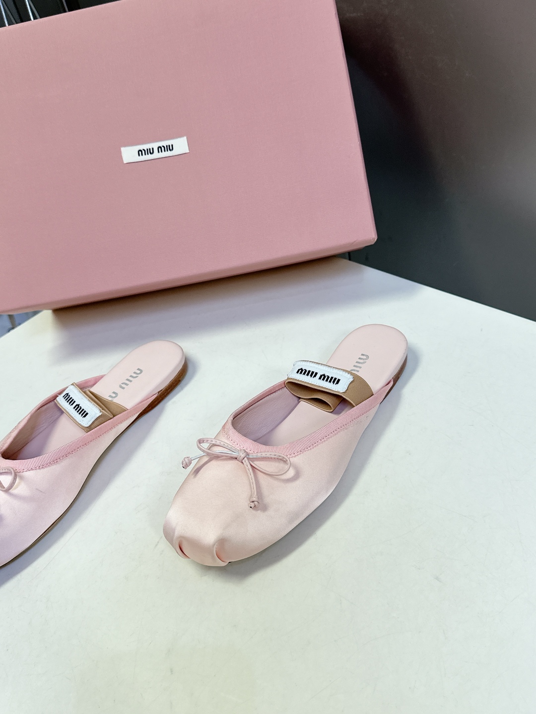  MiuMiu缪缪经典芭蕾舞鞋 跳舞鞋             Miu家芭蕾舞鞋都是以柔软舒服为主 也为
